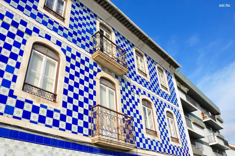 Fachadas de casas con azulejos.